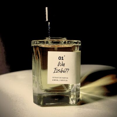 Perfume bottle of Wu Izshi by Bois et Fleurs Parfums, featuring lush raspberry jam, litchi, sugared rose, warm benzoin, and earthy patchouli.