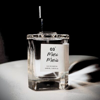 Perfume bottle of Musc Music by Bois et Fleurs Parfums, highlighting soft notes of rose, peach, amber, powder, and clean musk.